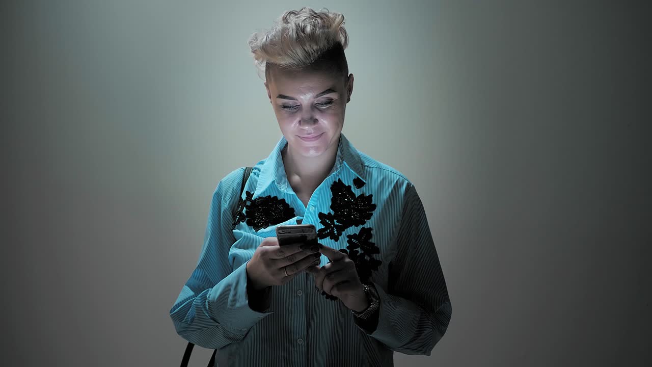 mujer usando un teléfono