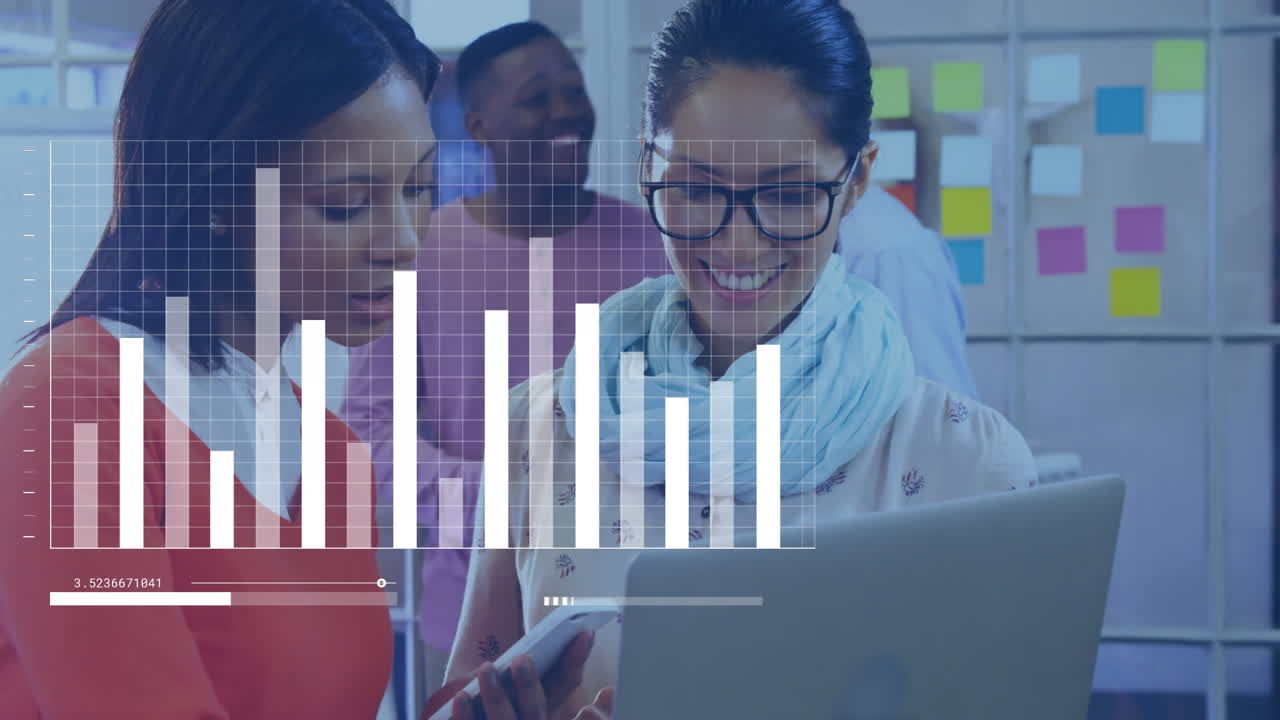 animación del procesamiento de datos sobre personas de negocios en la oficina