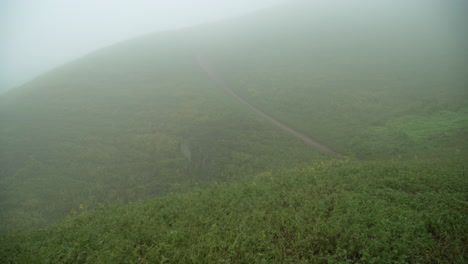 Enfoque-Tirando-Revelando-Una-Colina-De-Niebla-En-El-Fondo-En-Lomas-De-Manzano,-Pachacamac,-Lima,-Perú