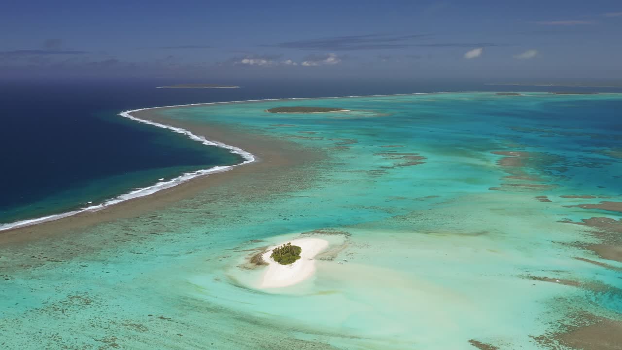sobrevuelo aéreo del extenso sistema de arrecifes de coral poco profundos en el reino de tonga-1