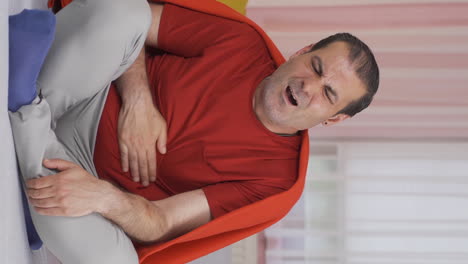 vídeo vertical de un hombre que experimenta dolor de estómago.