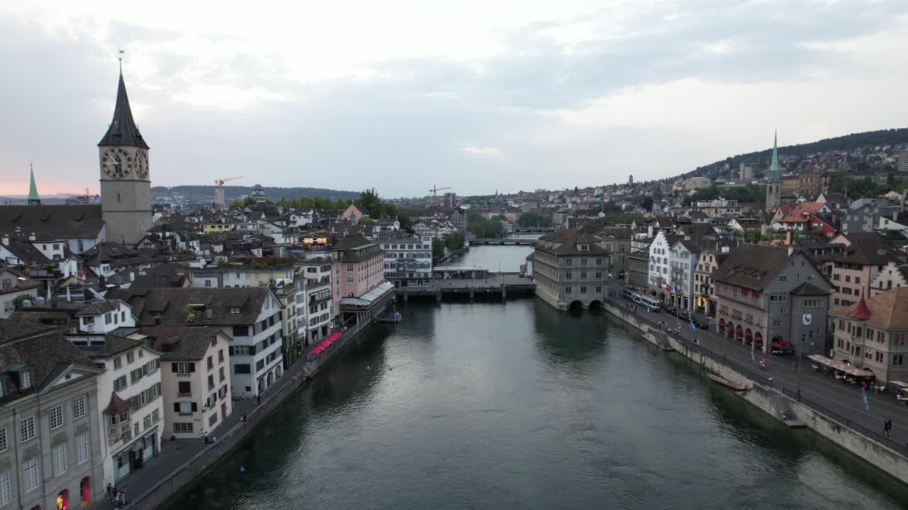 viajando filmado sobre el río limmat en zurich, suiza