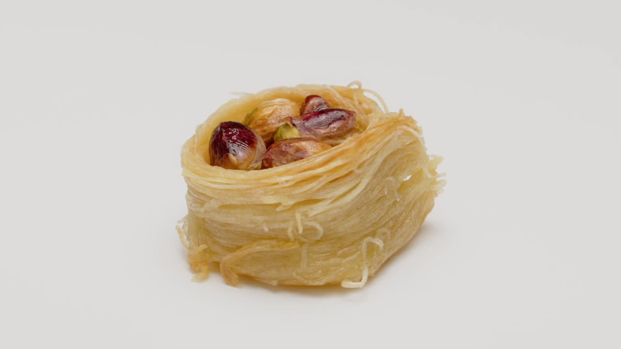 pastel de baklava turco aislado sobre un fondo blanco