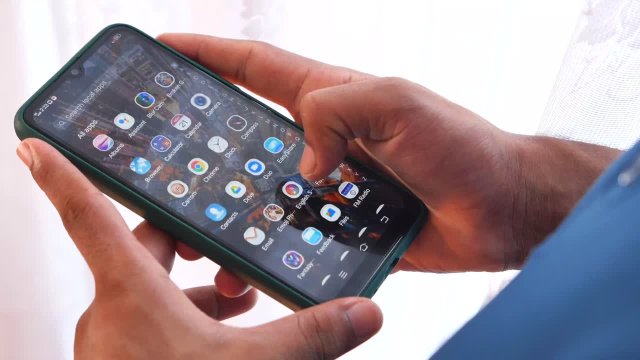 persona que utiliza un teléfono inteligente