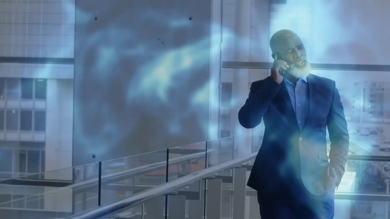 animación del globo y conexiones sobre empresario afroamericano que usa un teléfono inteligente