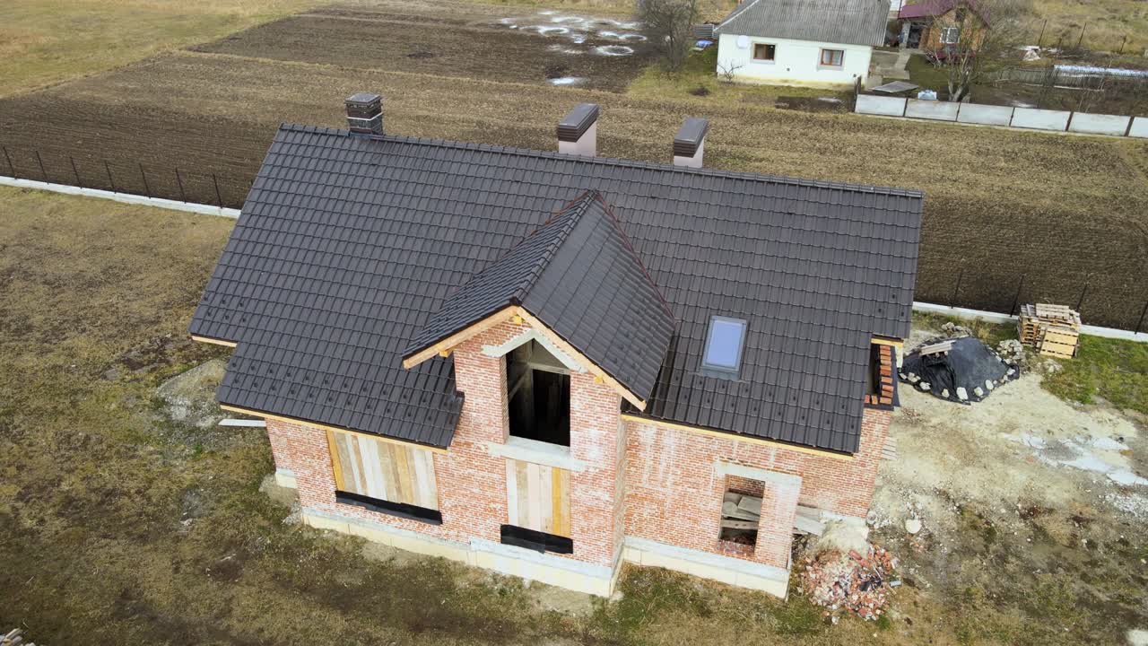 vista aérea de la parte superior del techo de la casa cubierta con tejas de cerámica. cubierta de baldosas del edificio en construcción