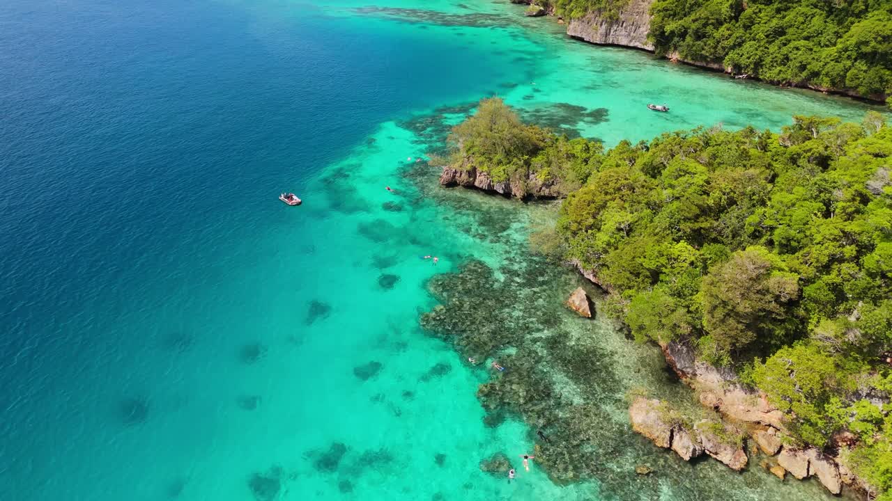 drone que se eleva por encima del arrecife de coral en una isla oculta en fiji donde los buceadores exploran