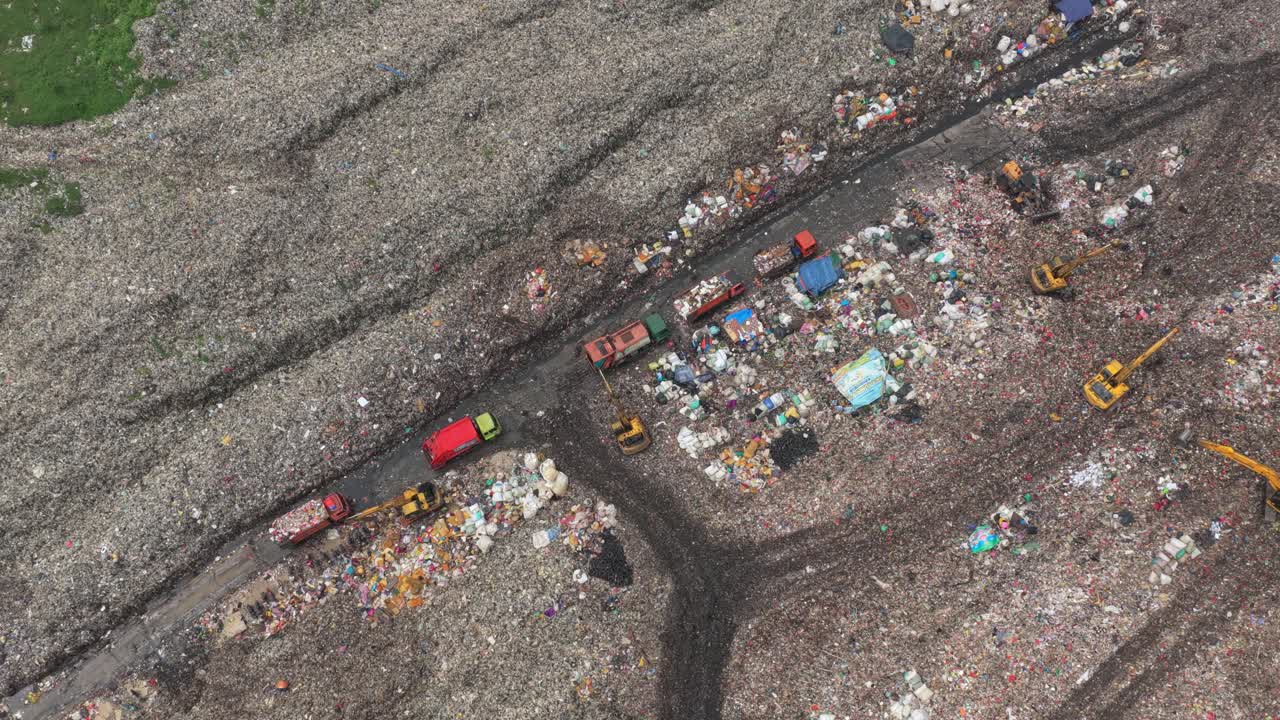 Veduta aerea di camion dei rifiuti presso la discarica di Bantar Gebang a Giacarta, Indonesia