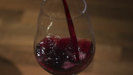 cierre de llenar una copa de vino en la cocina.