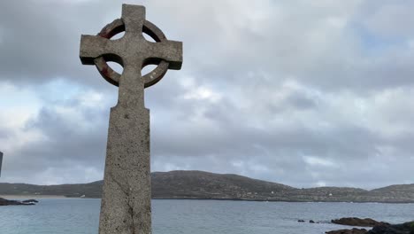 Zeitraffer,-Ozean-Und-Christliches-Kreuz