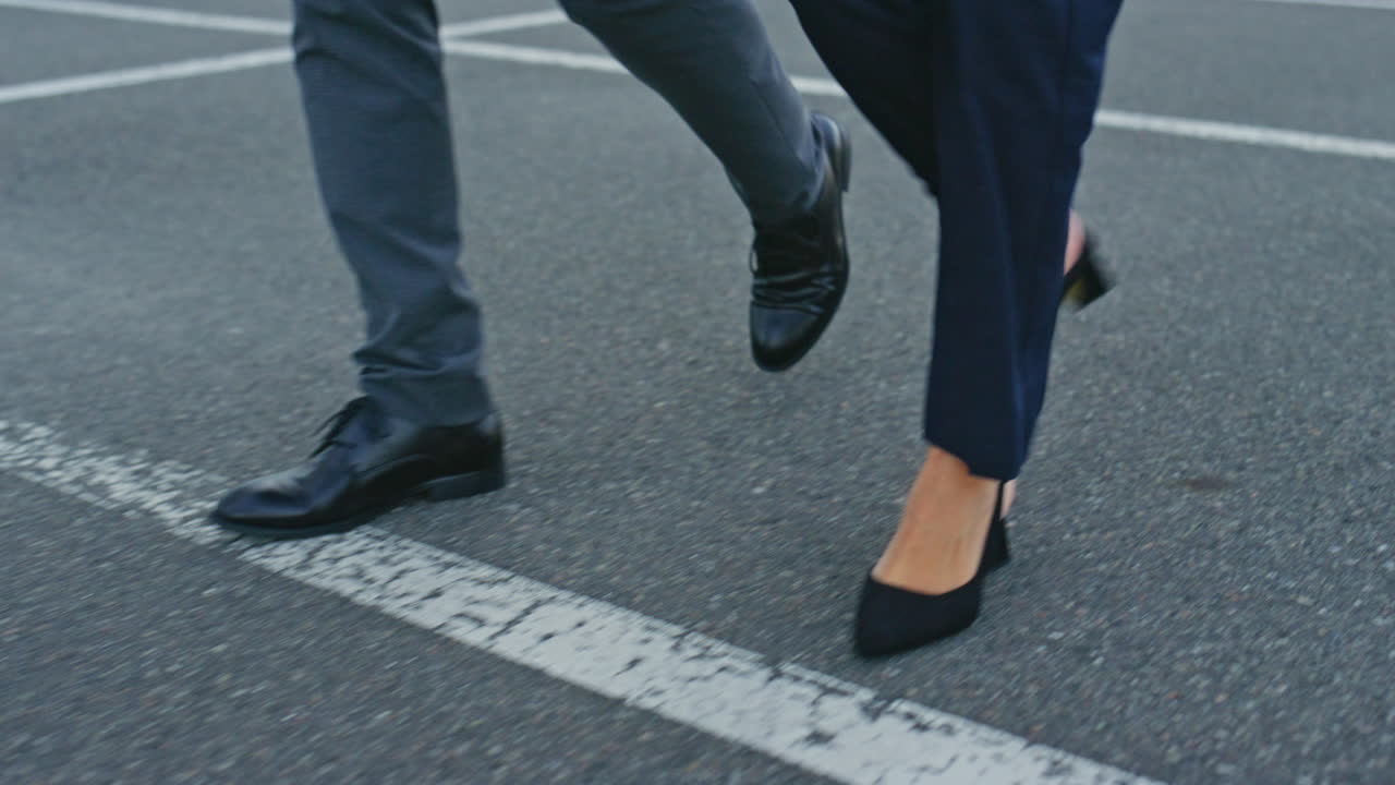 compañeros de trabajo caminando por las calles de la ciudad de cerca. personas de negocios irreconocibles