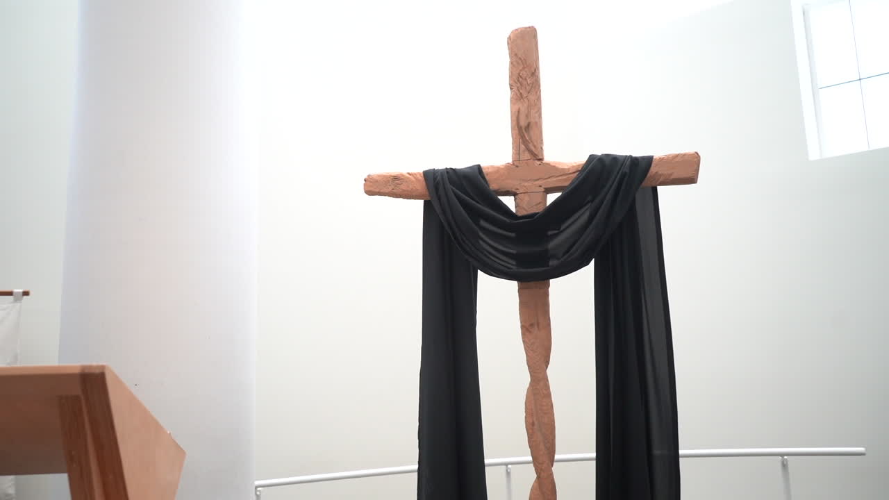 성소 안에 십자가가 있는 기독교 교회 강단