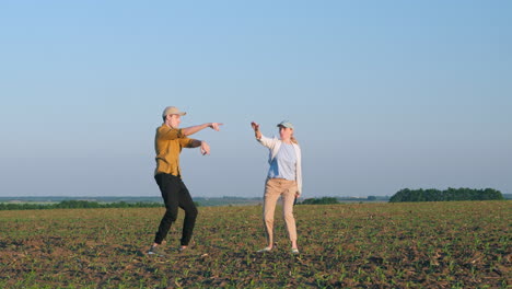 um casal a dançar num campo.