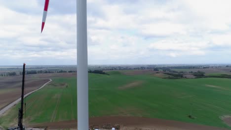 Molinos-De-Viento-De-Torre-De-Acero-Blanco-En-Un-Parque-Eólico-En-Kwidzyn,-Polonia---Tiro-Panorámico-De-Drones