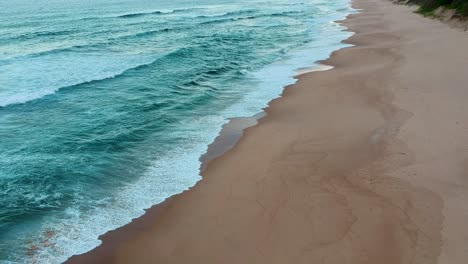 Hermosa-Costa-Con-Olas-Azules-Del-Océano,-Toma-De-Drones-En-Aumento-De-La-Costa-Perfecta