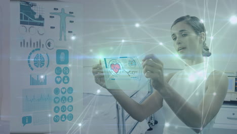 animación de una joven mujer caucásica hablando mientras usa una pantalla transparente con datos científicos en el laboratorio