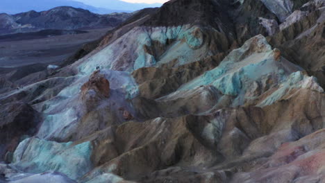 Luftaufnahme-Schiebt-Sich-Auf-Die-Palette-Des-Künstlers-Im-Death-Valley