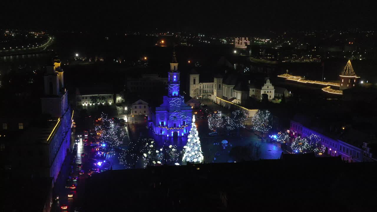 вид на рождественскую елку с беспилотного летательного аппарата в каунасе, литва