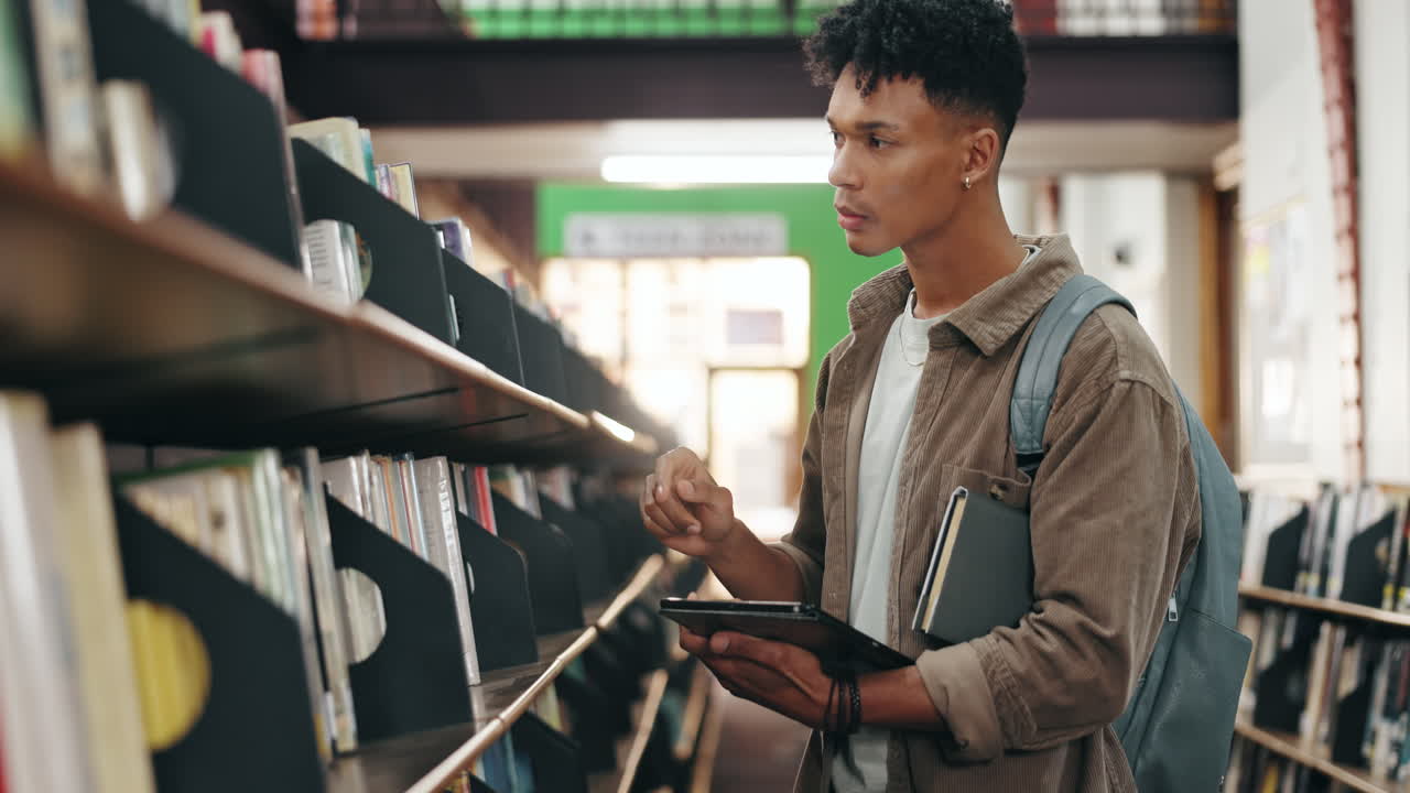 estudiante investigando en una biblioteca