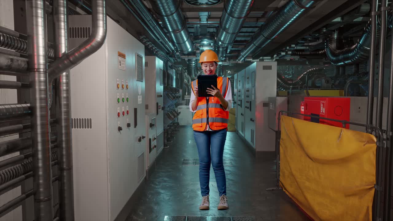 Ingegnera in una sala di controllo.
