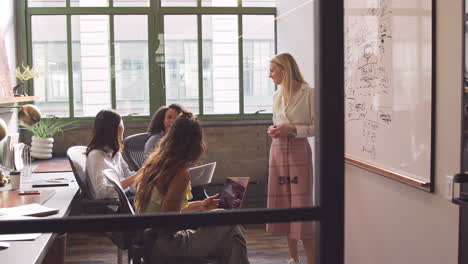 Cuatro-Mujeres-Creativas-Teniendo-Una-Sesión-De-Lluvia-De-Ideas-En-La-Oficina