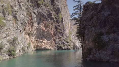 Sailing-On-Green-Canyon-Lake-Through-Steep-Rock-Mountains-In-Manavgat,-Antalya,-Turkey