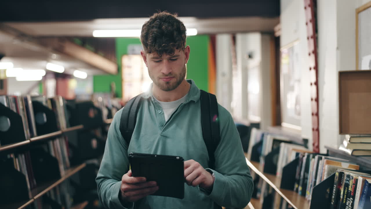 joven usando una tableta en una librería