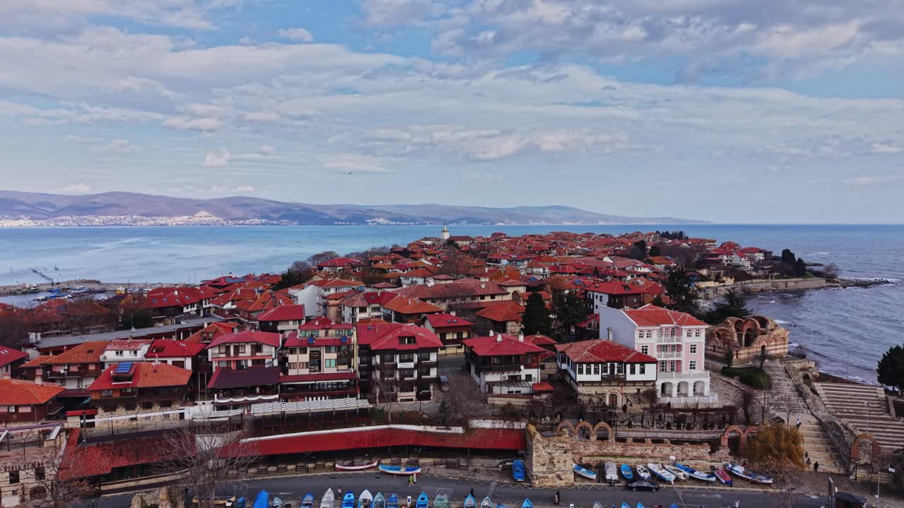 Öğleden sonra Nesebar Bulgaristan’da denizin yakınında kırmızı çatılar görünüyor