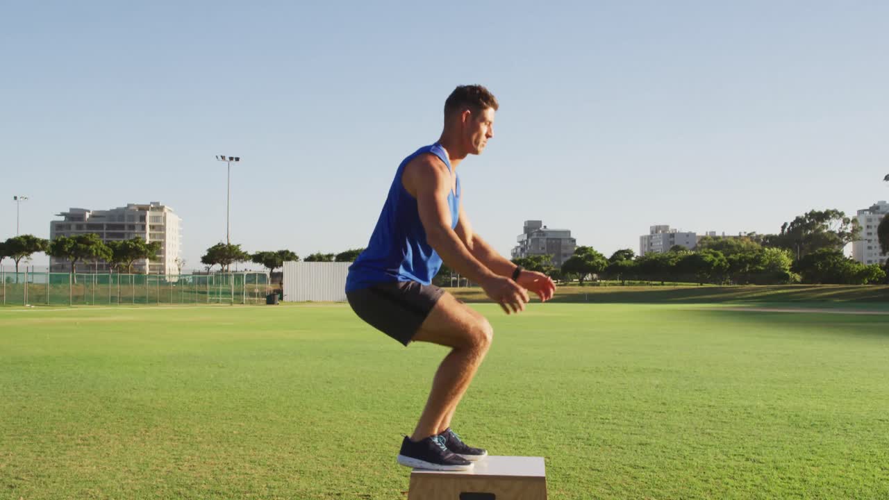 hombre caucásico en forma haciendo ejercicio al aire libre saltando en la caja
