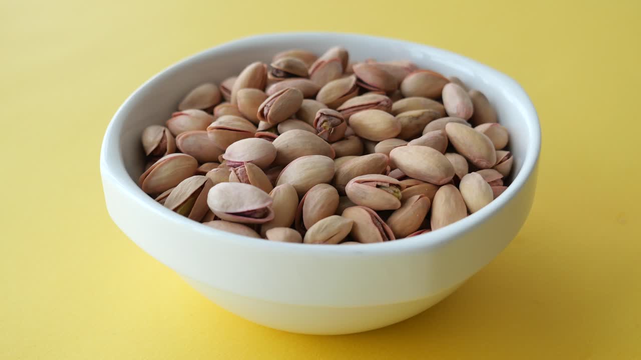 pistachos en un cuenco blanco