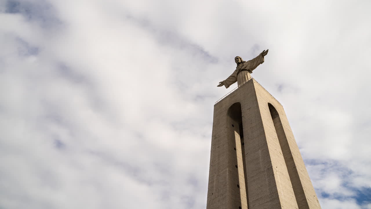 timelapse del santuario de cristo rey monumento religioso con el movimiento de las nubes en el fondo en lisboa, portugal