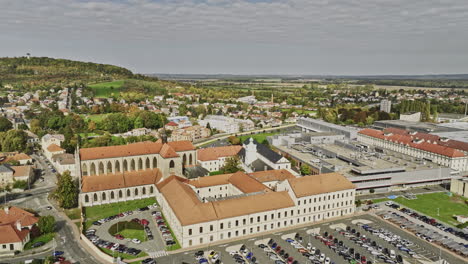 Kutná-Hora-Chequia-V1-Aéreo-Vuela-Alrededor-De-La-Catedral-De-La-Asunción-De-Nuestra-Señora-Y-San