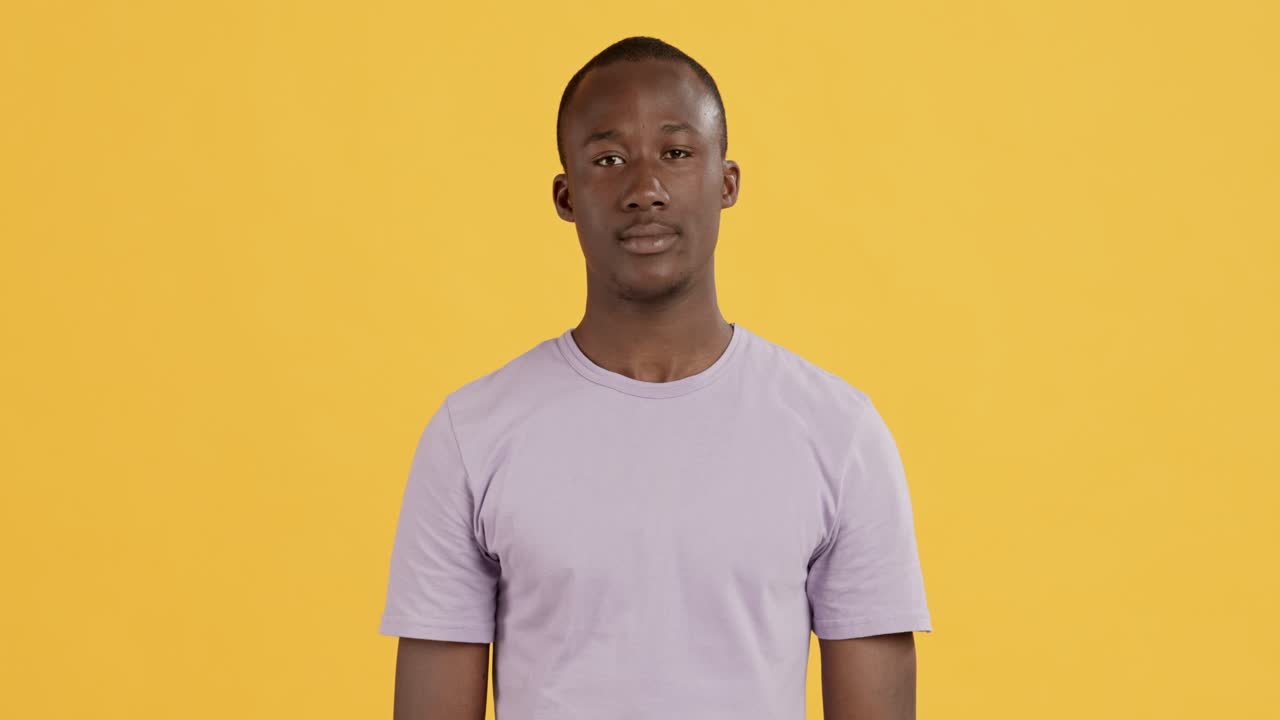 hombre sonriente con camisa púrpura