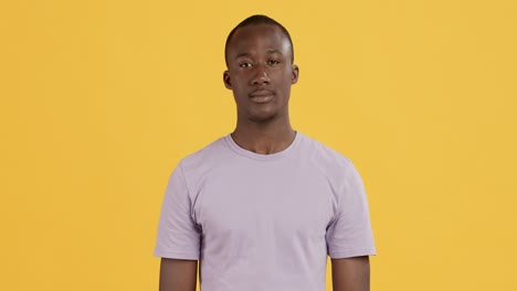hombre sonriente con camisa púrpura