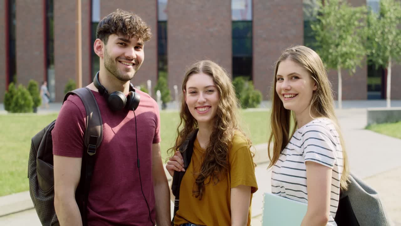 Portrett av en gruppe universitetsstudenter som står utenfor universitetscampusen