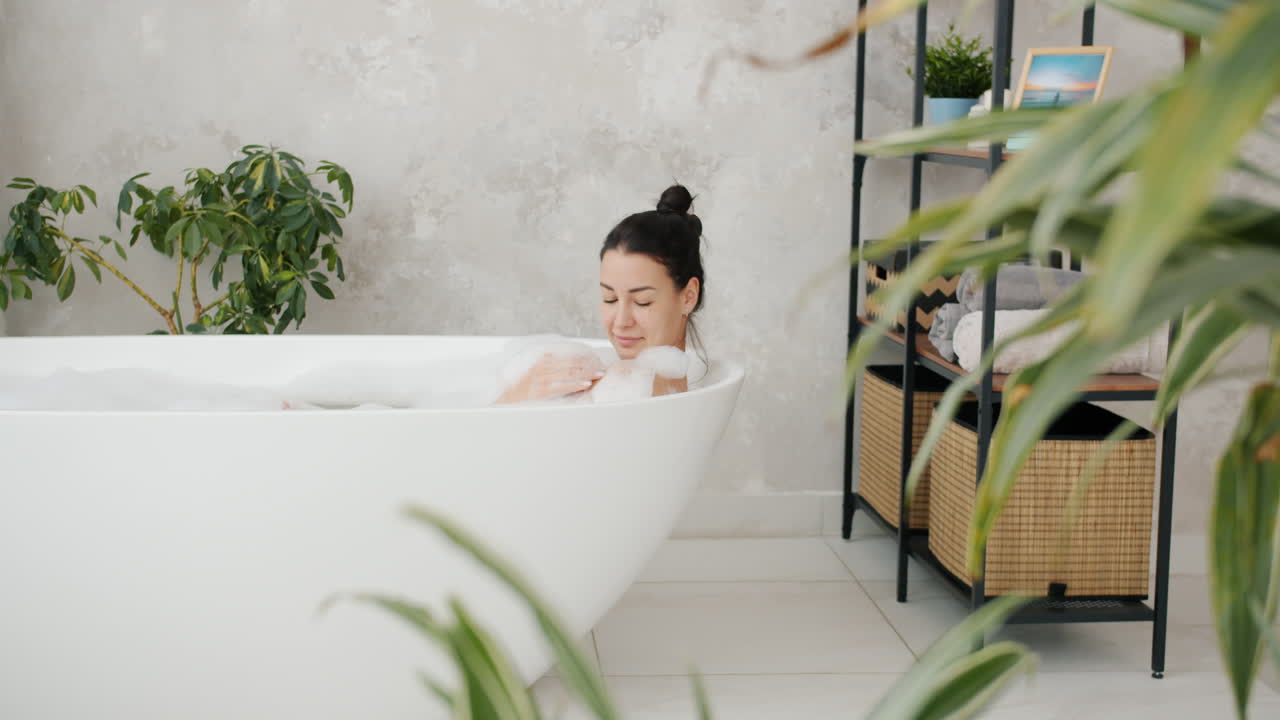 거품 욕조 에서 휴식을 취 하는 여자