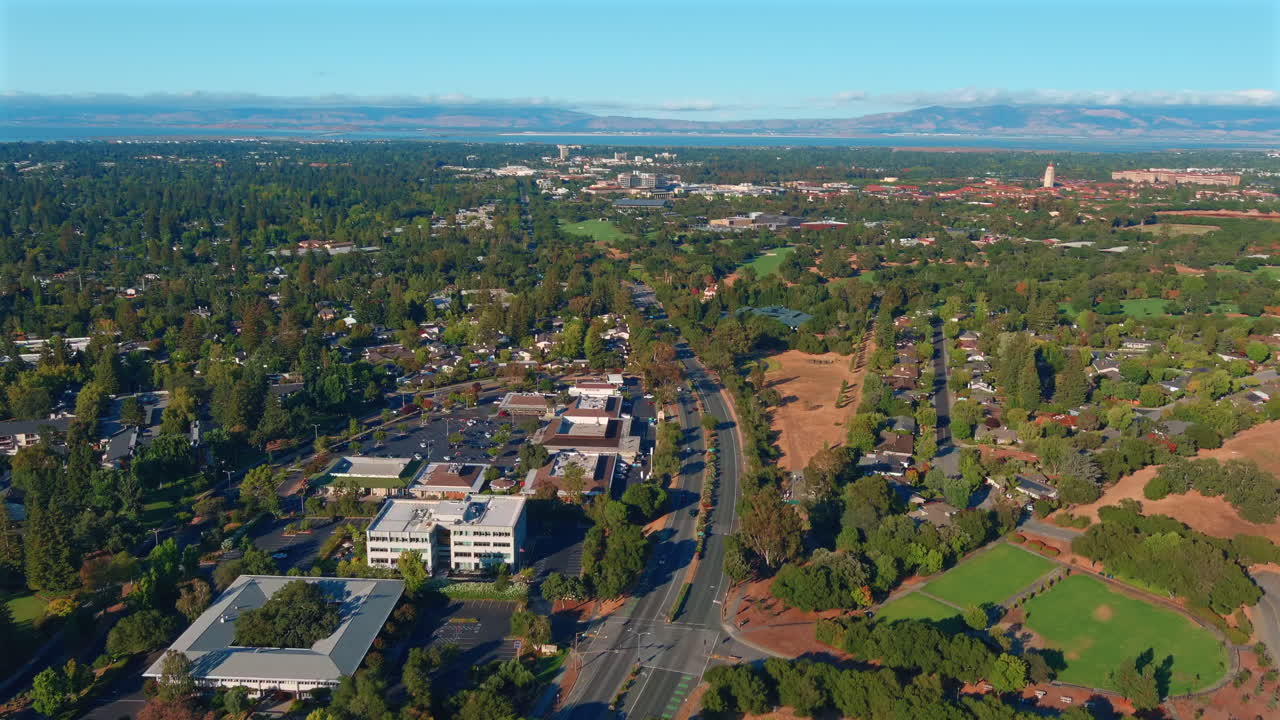 Pionowe ujęcie z lotu ptaka z biur funduszy venture capital na Sand Hill Road, ukazujące czyste i słoneczne niebo nad panoramą South Bay w Dolinie Krzemowej w ciągu dnia.