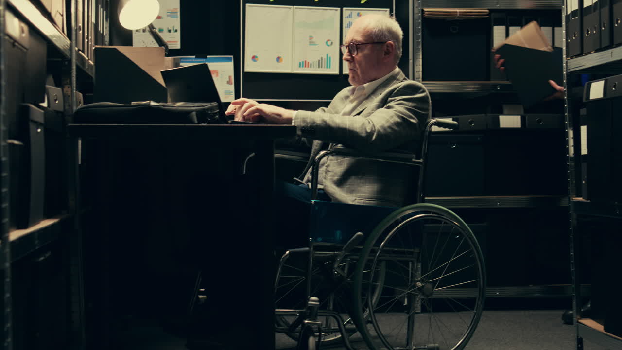 법의학팀은 증거와 의료 기록을 조사하여 단서를 발견합니다.