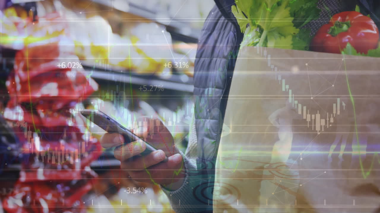 가게에서 스마트 폰을 사용하는 두 인종 남성에 대한 데이터 처리 애니메이션