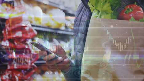 animación del procesamiento de datos sobre un hombre biracial usando un teléfono inteligente en la tienda