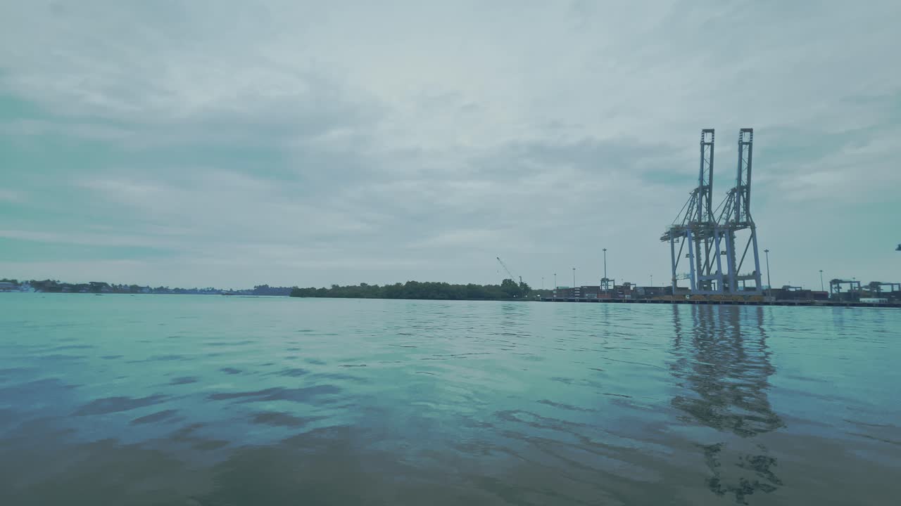 grúas del puerto durante el cielo nublado en el puerto de carga marítima. industrial, transporte