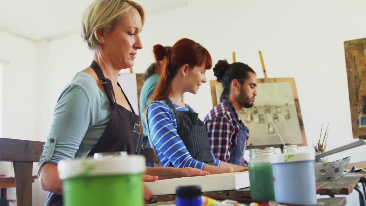 profesor de dibujo ayudante de artista en dibujo 4k