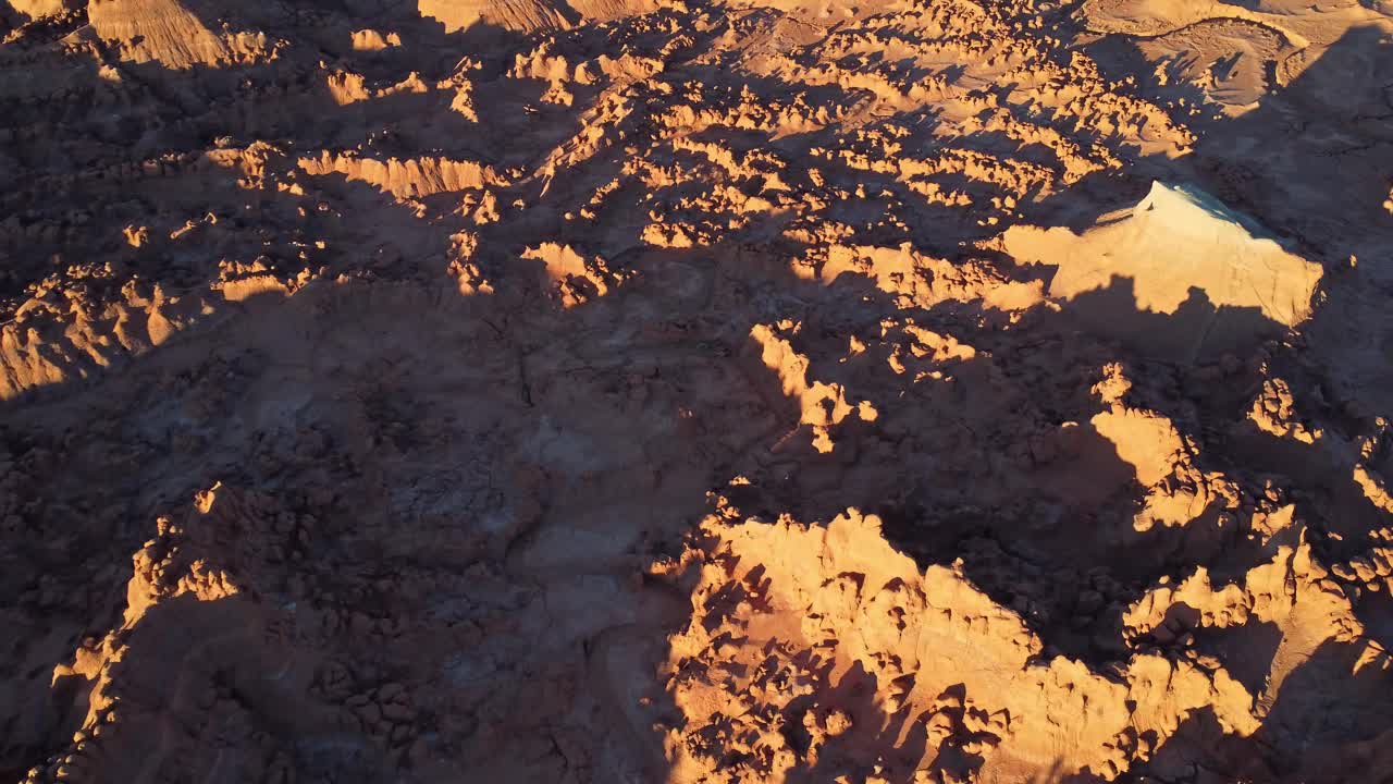 ⁇ 은 날에 거친 언덕과 함께 모래 계곡