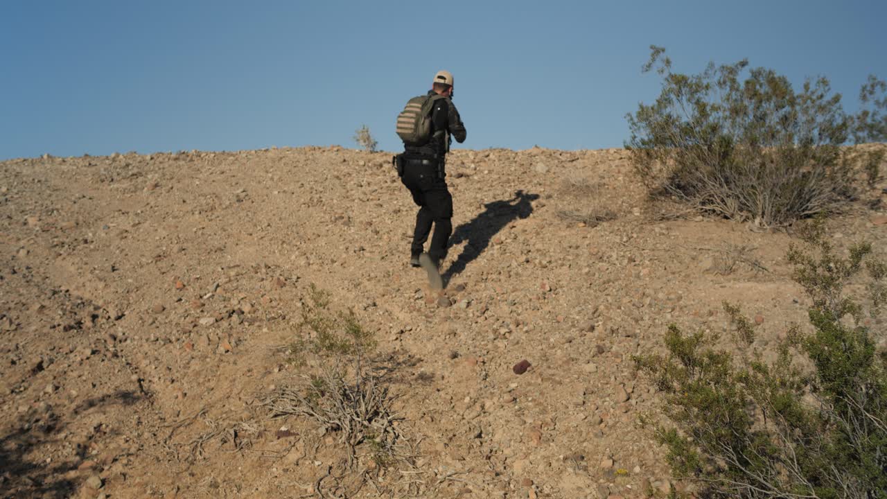 미국 해병대 | 전투 중 특수 부대 병사 | 무기를 준비하고 앞으로 걸어가고 | 사막을  ⁇ 고 언덕을 올라가고 | 중동 사막 | 3의 1