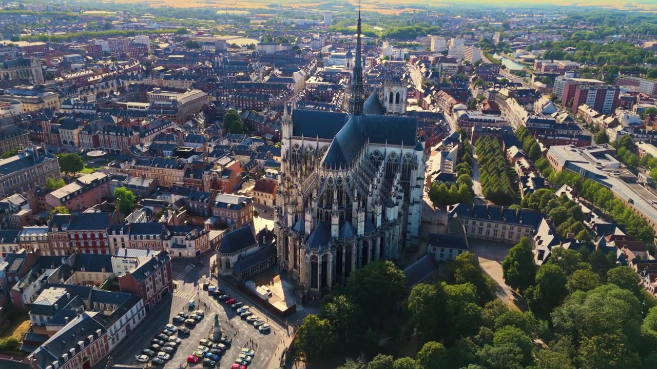 A Catedral de Amiens é um Patrimônio Mundial da UNESCO do século XIII em estilo Gótico Clássico na França, conhecida por seu volume interior maciço, pináculo imponente e intrincados arcobotantes que dominam a cidade