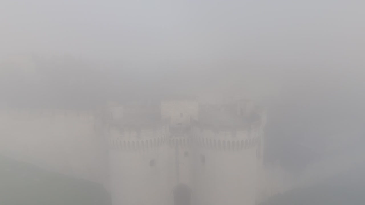 안개가 가득한 공중 관점은 프랑스 빌레뉴브-레스-아비에 위치한 고대 중세 탑인 투르 필립-레-벨 (tour philippe-le-bel) 의 웅장한 모습을 포착합니다.