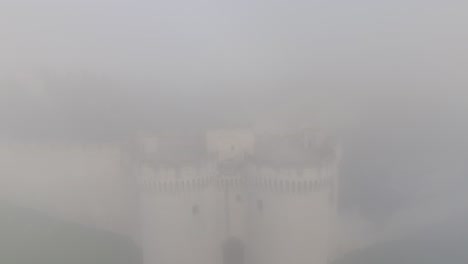 Una-Perspectiva-Aérea-En-Medio-De-Condiciones-De-Niebla-Captura-La-Majestuosa-Presencia-De-La-Tour-Philippe-le-bel,-Una-Antigua-Torre-Medieval-Ubicada-En-Villeneuve-lès-Avignon,-Francia.