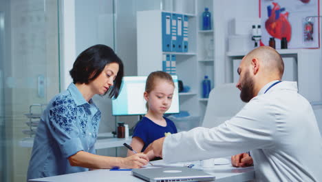 madre completando un cuestionario médico