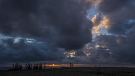 hermosas nubes tropicales se mueven en un lapso de tiempo en el horizonte en la isla hawaiana de molokai