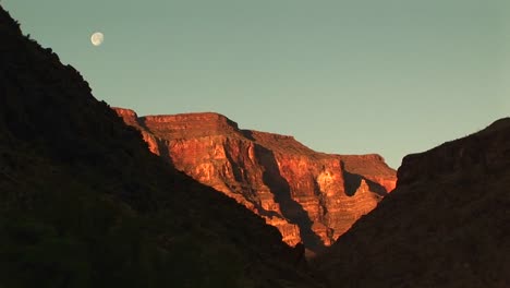 Plano-General-De-La-Luna-Colgando-Sobre-El-Gran-Cañón